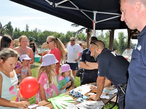 policjanci rozmawiają z plażowiczami