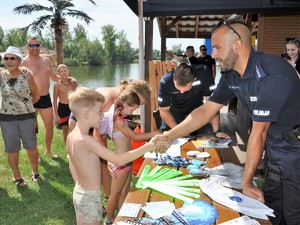 policjanci rozmawiają z plażowiczami