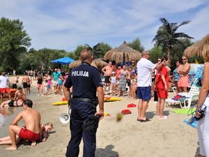 na plaży trwa pokaz akcji ratowniczej