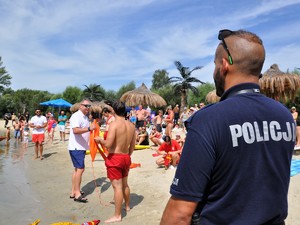 na plaży trwa pokaz akcji ratowniczej