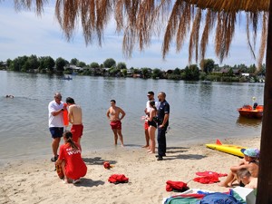 na plaży trwa pokaz akcji ratowniczej