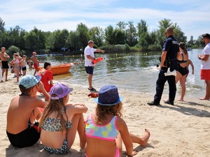 na plaży trwa pokaz akcji ratowniczej