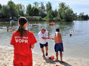 na plaży trwa pokaz akcji ratowiczej