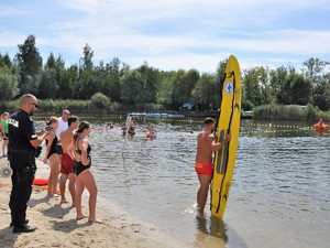 na plaży trwa pokaz akcji ratunkowej