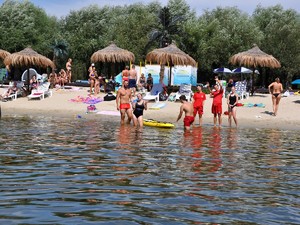 na plaży są plażowicze i ratownicy wodni