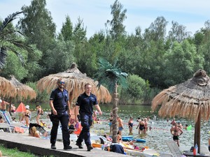 policjanci patrolują plażę