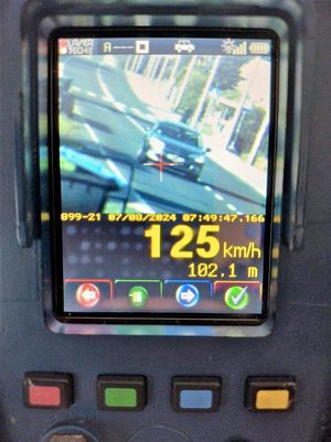 na mierniku prędkości wyświetla się wartość 152 km/h