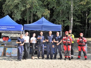 do wspólnego zdjęcia pozują policjanci, strażacy i przedstawicielki sanepidu