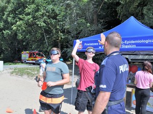 chłopcy mają założone alkogogle, policjant z jednym z nich przebija piątkę