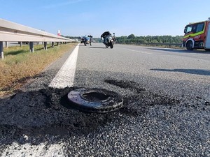 na jedni widać spalone koło pojazdu