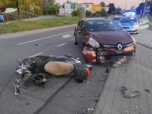 zdjęcie przedstawia miejsce wypadku drogowego z udziałem osobówki i motoroweru