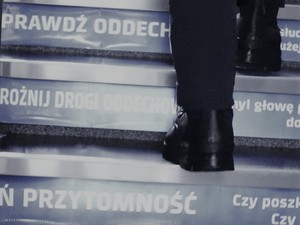 zdjęcie przedstawia schody, na których znajdują się naklejki z algorytmem postępowania podczas udzielania pierwszej pomocy