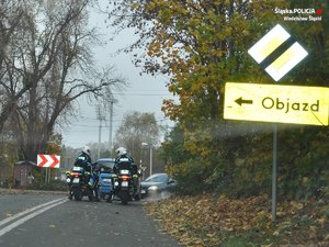 policjanci na motocyklach stoją na drodze