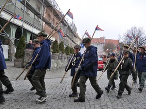 w pochodzie listopadowym idą harcerze