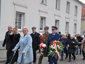 w pochodzie podczas miejskich obchodów z okazji 11 listopada idą przedstawiciele służb mundurowych i honorowi goście