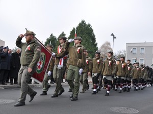 żołnierze podczas uroczystej defilady