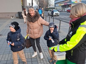 urzędniczka Starostwa Powiatowego w Wodzisławiu Śląskim stoi przed kobietą z dwójką dzieci