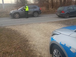 policjant podczas kontroli drogowej