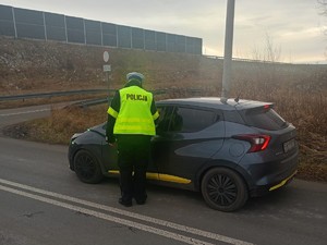 policjant podczas kontroli drogowej