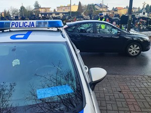 policjant kontroluje stan trzeźwości u kierowcy