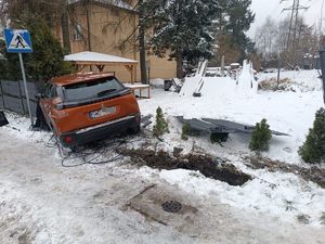 zdjęcie przedstawia pojazd biorący udział w kolizji