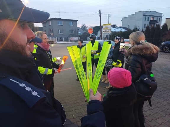 policjanci prowadzą akcję profilaktyczną, rozdają odblaski