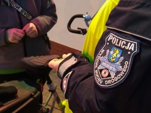 policjanci prowadzą akcję profilaktyczną, rozdają odblaski