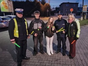 policjanci prowadzą akcję profilaktyczną, rozdają odblaski