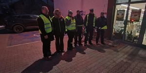 policjanci prowadzą akcję profilaktyczną, rozdają odblaski