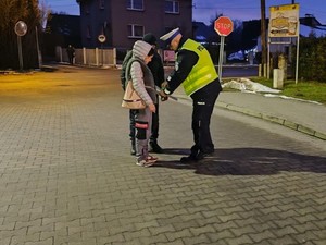 policjanci prowadzą akcję profilaktyczną, rozdają odblaski