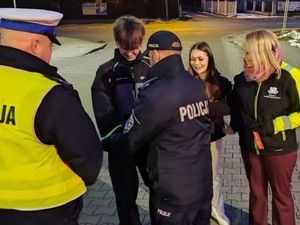 policjanci prowadzą akcję profilaktyczną, rozdają odblaski