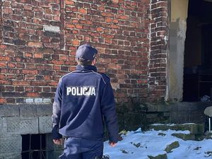 policjant stoi przed pustostanem