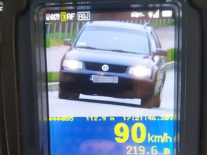 na wyświetlaczu radaru wyświetla się wartość 90km/h