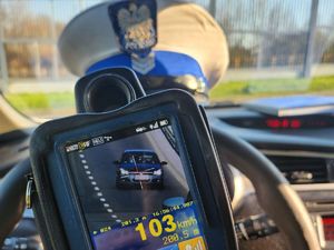 zdjęcie przedstawia radar na którym wyświetlana wartość to 103 km/h