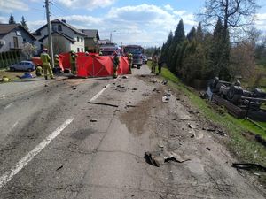 miejsce wypadku drogowego, służby wykonują czynności