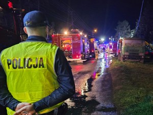 miejsce pożaru, na miejscu pracują służby