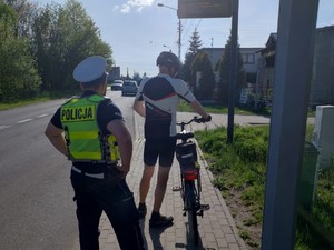 rowerzysta podczas kontroli drogowej