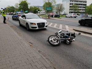miejsce kolizji drogowej samochodu i motocykla