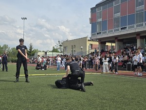 uczniowie klasy policyjnej podczas pokazu interwencji