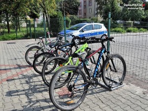 na zdjęciu widać stojące rowery przed radiowozem