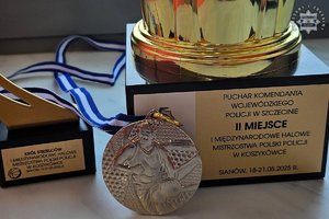 na zdjęciu widać puchar i statuetkę dla najlepszego zawodnika turnieju piłki koszykowej policjantów