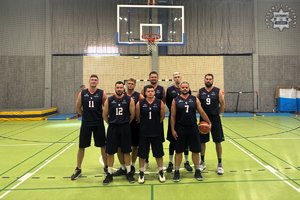 na zdjęciu widać drużynę piłki koszykowej policjantów