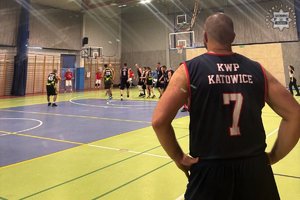 na zdjęciu widać mecz piłki koszykowej, który grają policjanci
