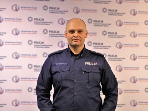 na zdjęciu dzielnicowy aspirant Mateusz Frączek