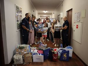 policjanci podczas przekazania prezentów dla podopiecznych placówek wychowawczych
