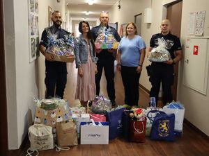 policjanci podczas przekazania prezentów dla podopiecznych placówek wychowawczych