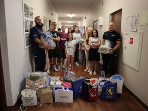 policjanci podczas przekazania prezentów dla podopiecznych placówek wychowawczych