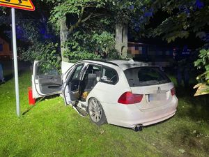 miejsce wypadku drogowego, pojazd uderzył w drzewo