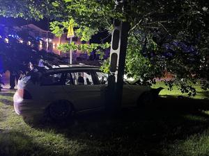 miejsce wypadku drogowego, pojazd uderzył w drzewo