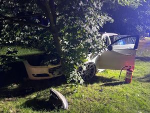 miejsce wypadku drogowego, pojazd uderzył w drzewo